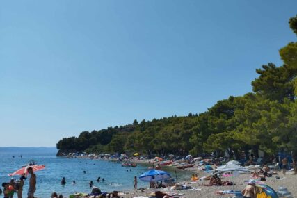 Plaža na hrvatskoj obali onečišćena opasnom bakterijom: "Ne preporučuje se kupanje"
