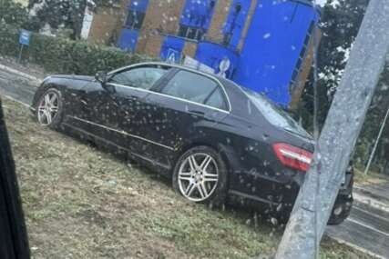Mercedesom se zabio u 5 parkiranih automobila: Porscheu otpao točak (FOTO)