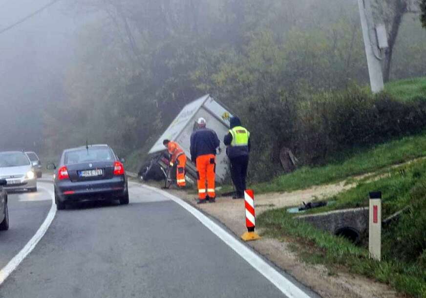 FOTO: KAMION JE ZAVRŠIO KANALU PORED PUTA/ TNTPORTAL