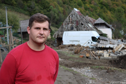 Potresne priče iz poplavljenih Gunjana: Majka s dvoje male djece bježala kroz šumu (VIDEO)