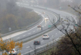 Kiša i magla otežavaju saobraćaj u BiH: Povećana opasnost od odrona i gužvi na cestama