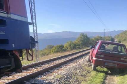 Mašinovođa ugledao "juga" pored pruge i zaustavio voz: Kad je pogledao kroz prozor u auto - shvatio je da je pitanje života i smrti