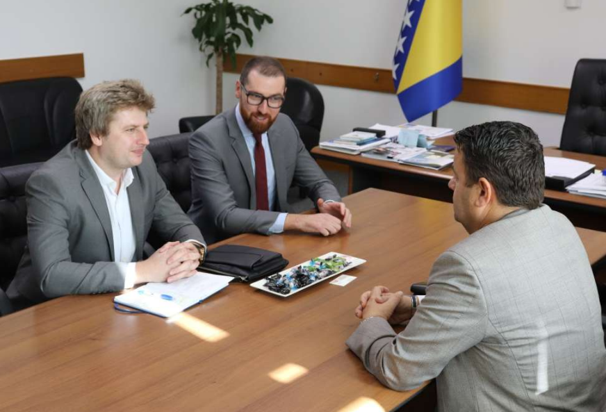FOTO: PRESS VLADE KS