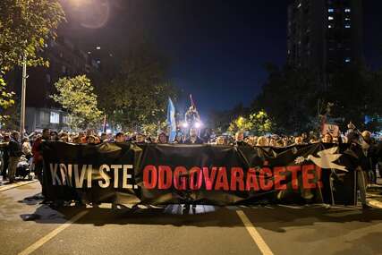 NEREDI U NOVOM SADU Hiljade ljudi na protestima: Bačene fekalije i razbijeni prozori na Gradskoj kući (VIDEO)
