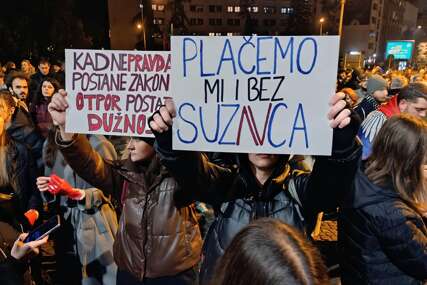 Novi Sad: Građani više sati blokirali Varadinski most u znak protesta zbog tragedije kod željezničke stanice (FOTO)