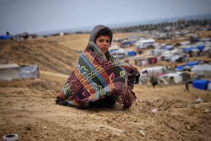 Obilne kiše i hladnoća dodatno otežavaju preživljavanje raseljenih Palestinaca u Pojasu Gaze (FOTO)