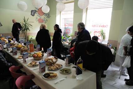 Dan državnosti BiH: Udruženje “Pomozi.ba“ organiziralo svečani ručak za korisnike svojih Restorana dobre volje (FOTO)
