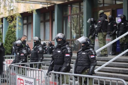 Sukob policije i građana u Novome Sadu (VIDEO)