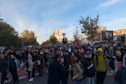 Protesti u Novom Sadu: Učesnici crvenom bojom ostavljali otiske šaka, žena ih gađala jajima
