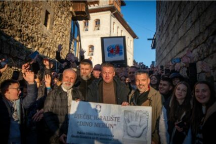 Dino Merlin obradovao djecu Gradačca i donirao novac za gradnju igrališta
