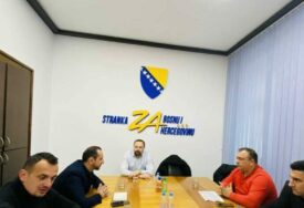 SBiH: Konakoviću, kao što ste Nešića provukli kroz iglene uši, sada kroz iglene uši provedite i strane turiste