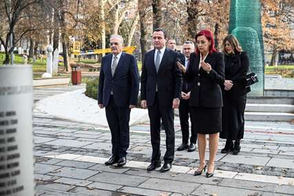 Kurti u Sarajevu: Posjetu sam počeo polaganjem cvijeća na Spomen-obilježju ubijenoj djeci opkoljenog Sarajeva (FOTO)