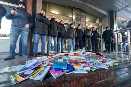 Studentski protesti "Zastani Srbijo" ponovo održani u više gradova, na udaru i RTV Vojvodina (FOTO)