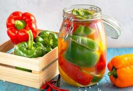 Šarena salata od kiselih paprika: Zimnica po starinskom receptu