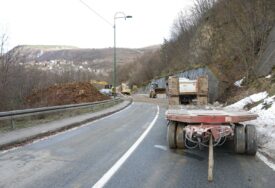 Upozorenje vozačima u BiH: Jak vjetar prouzrokovao  haos, oborena stabla na putu, odroni zemlje...