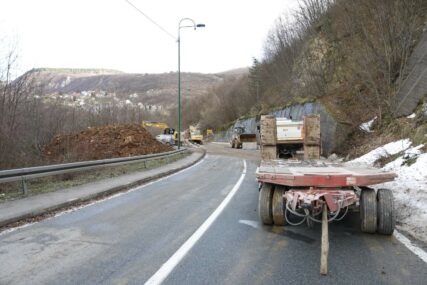 Upozorenje vozačima u BiH: Jak vjetar prouzrokovao  haos, oborena stabla na putu, odroni zemlje...