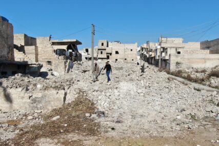 UŽAS NA SIRIJSKI NAČIN Porodice pretražuju sirijsko groblje u potrazi za voljenima koje je pobio Assad
