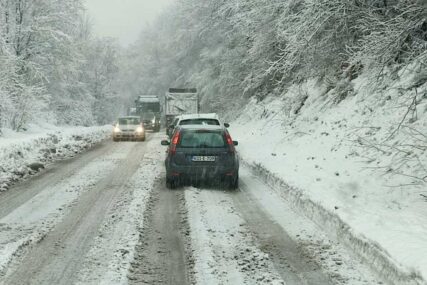 Srbija: Snijeg donio poteškoće u prometu, hiljade  ljudi bez struje