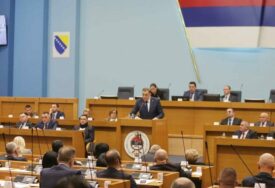 I TRUMP BI MU POZAVIDIO Bjegunac Dodik na sjednici NSRS: "Nećemo dozvoliti da se ovdje dovedu migranti!"