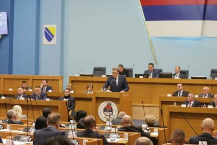 I TRUMP BI MU POZAVIDIO Bjegunac Dodik na sjednici NSRS: "Nećemo dozvoliti da se ovdje dovedu migranti!"