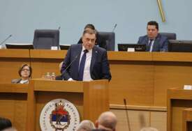 Dodik lupao po govornici dok je pričao o tome ko je kome podređen