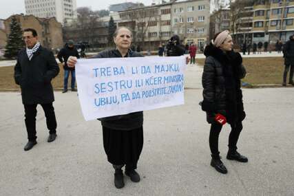 Protesti u Sarajevu zbog ubistva Inele i njenog sina u Kalesiji, okupljeni traže rigoroznije kazne za ubice (FOTO)