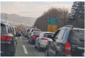 Stanje na putevima u BiH: Očekuje se pojačan promet vozila