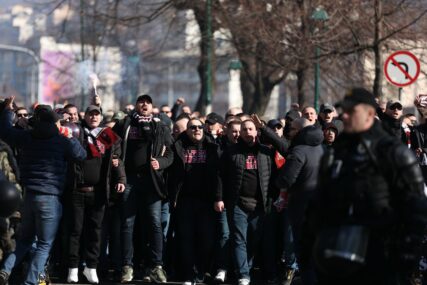 Horde zla u korteu krenule na Grbavicu, ulicama odjekuju pjesme navijača Sarajeva