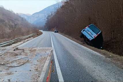 Saobraćajna nesreća kod Rogatice: Teretno vozilo sletjelo s ceste (FOTO)