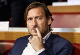 Legendarni Totti se rasplakao na promociji knjige: "Otac mi je umro 2020, a s troje djece danas nemam idiličan odnos"