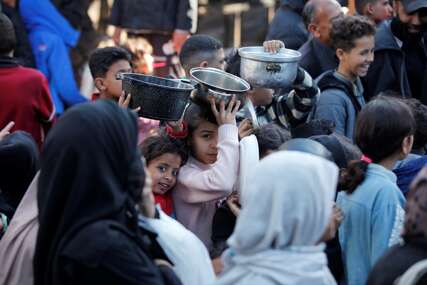 Gaza na ivici gladi: Palestinci u redu za obrok dok Izrael nastavlja napade (FOTO)
