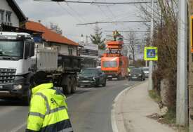 Zbog postavljanja trolejbuske elektro mreže usporeno odvijanje saobraćaja na magistralnom putu M-18