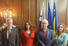 Knjige bosanskog jezika za starije razrede osnovne škole podijeljene u Ambasadi BiH u Ljubljani