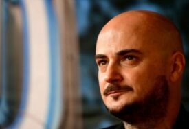 Drugi pjevač DNK grupe nije pronađen: Majka utučena ispred bolnice, dječak primljen s istim imenom