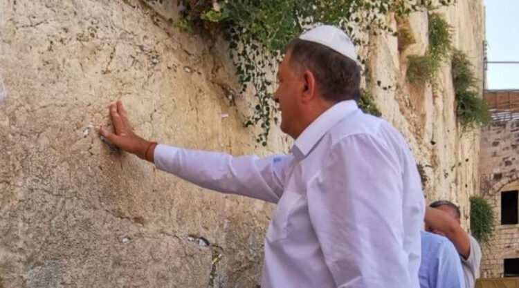 Milorad Dodik pred Zidom plača u Jerusalimu (RTRS)