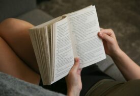 Kardiolog nikada ne radi ovih 6 stvari posle 18 sati, a većina nas ima ove navike prije spavanja koje su loše za srce
