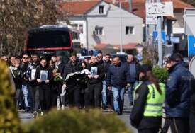 (FOTO, VIDEO) Tužni prizori iz Kočana: Građani nose slike poginulih u požaru