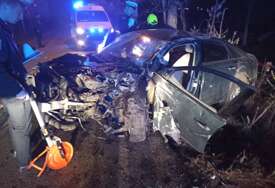 Teška saobraćajna nesreća u Banjaluci: 2 osobe povrijeđene, Audi uništen