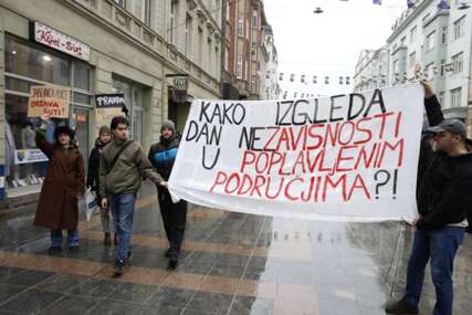 Na Dan nezavisnosti protesti u Sarajevu: Dok su delegacije polagale cvijeće, policija legitimisala građane koji su tražili pravdu za poplavljena područja (FOTO)
