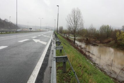 Na M-4 Lukavac - Sižje, u mjestu Puračić, saobraćaj usporen zbog zbog poplave