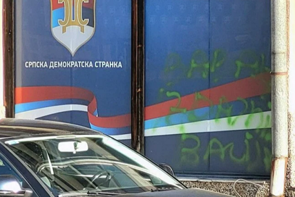 Na prostorijama SDS-a na Palama osvanuo grafit - "Babalj izdajnik - balija"