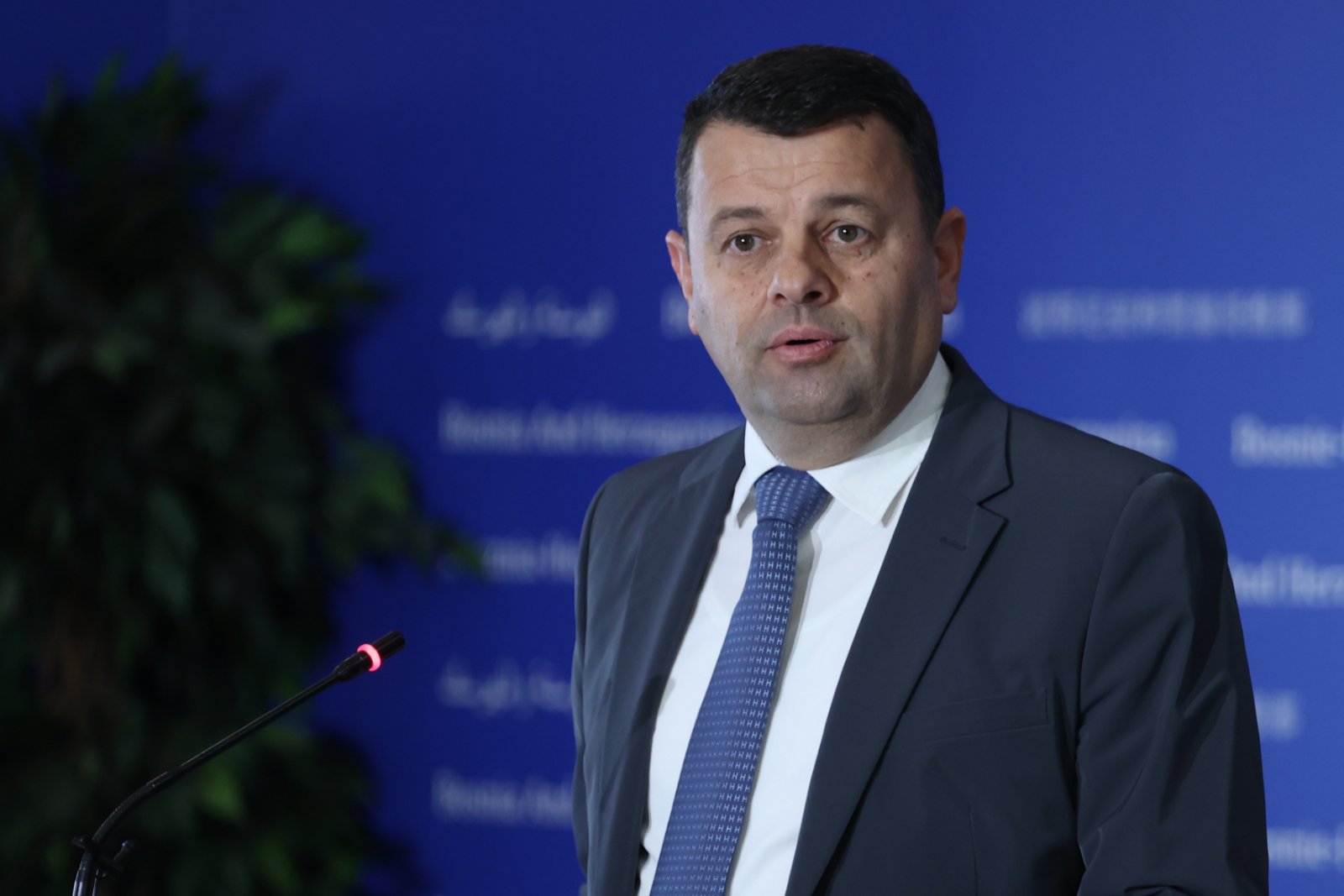 On je pozvao na smirenost i izbjegavanje izazivanja tenzija, uvjeren da će politički problemi biti riješeni brzo, jer institucije već rade svoj posao