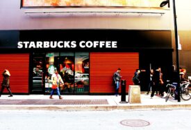 Starbucks mora muškarcu platiti 50 miliona dolara odštete jer su po njemu prolili vreli čaj