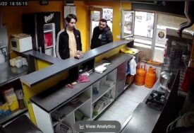 (VIDEO) Muškarac u Sarajevu ukrao humanitarnu kutijicu iz fast food-a