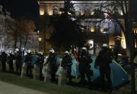 Protest ispred prostorija SNS-a u Novom Sadu: Prisutna i žandarmerija