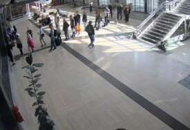 Objavljeni novi snimci pada nadstrešnice: Zgrada bila gradilište (VIDEO)