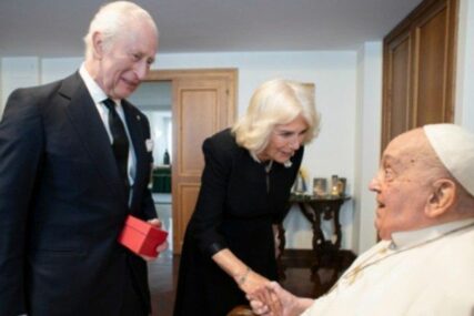 Papa Franjo posjetio baziliku sv. Petra nakon susreta s kraljem Charlesom III