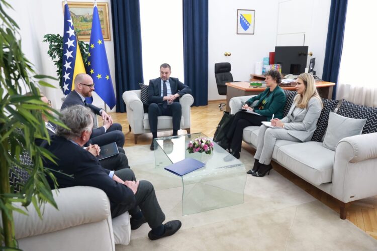FOTO: ELMEDIN KONAKOVIĆ SA PREDSTAVNICIMA EP-A (MVP BIH)
