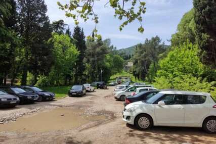 Ulaz u Partizansko spomen-groblje u Mostaru pretvoren u divlji parking
