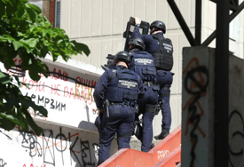(VIDEO) Drama u Beogradu: Muškarac se naoružan zabarikadirao u stanu, prijeti ubistvom